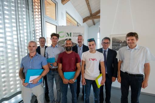 Die besten Absolventen und Gratulanten (von links): Igor Bazzero (5,1), Paolo Colombo, Leiter der Abteilung Berufsbildung im Departement für Bildung, Kultur und Sport des Kantons Tessin, Ivan Teoldi(5,1), Massimo Di Criscio (5,1), Fabio Forni, Präsident JardinSuisse Tessin, Nicolas Petenatti (5,0), Christian Vitta, Tessiner Staatsrat, und Michele Fürst, Rektor der Schule Mezzana.