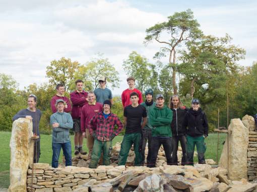 Die Vertiefungsklasse beim Workshop Bau einer Trockensteinmauer mit Tom Trouton und seinen Angestellten auf dem Gelände von The Newt.